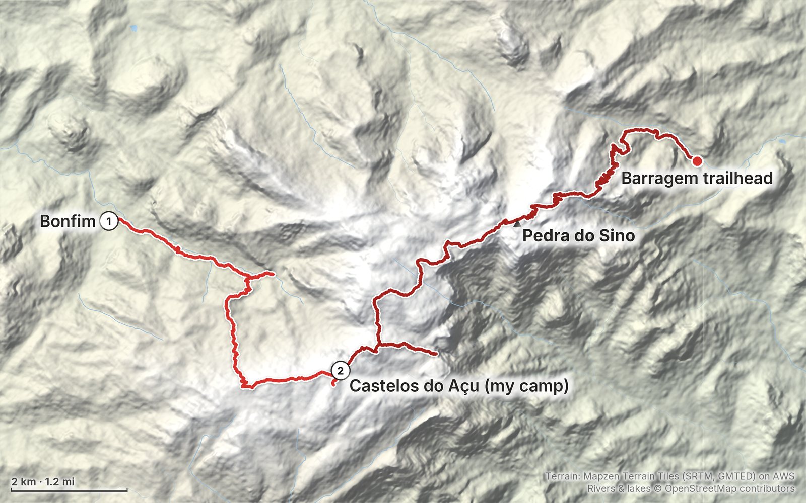 Relief map of the Petrópolis–Teresópolis route: 2 days drawn in red with numbered day starts, labelled Bonfim, Barragem trailhead, Pedra do Sino and Castelos do Açu (my camp).
