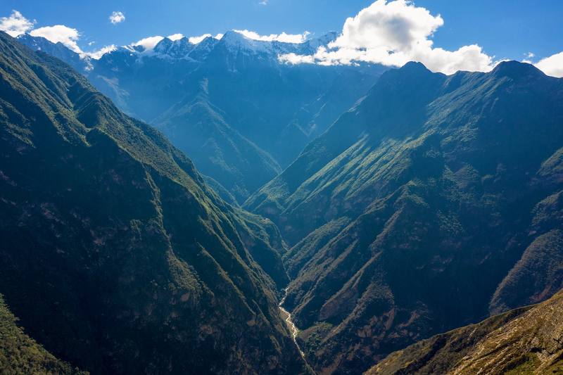 The Apurímac canyon and the snow peaks beyond it, on the way down on Day 1.