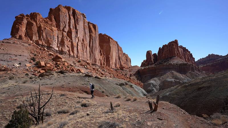 Red cliffs on the way down the Chimney Rock Loop, Day 1.